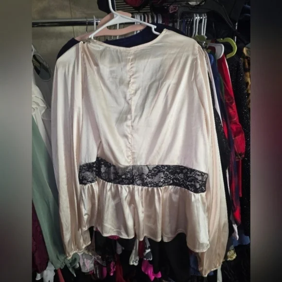 Fashion nova pink satin &lace blouse 2x - Picture 5 of 6